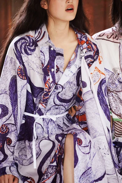 Look 100